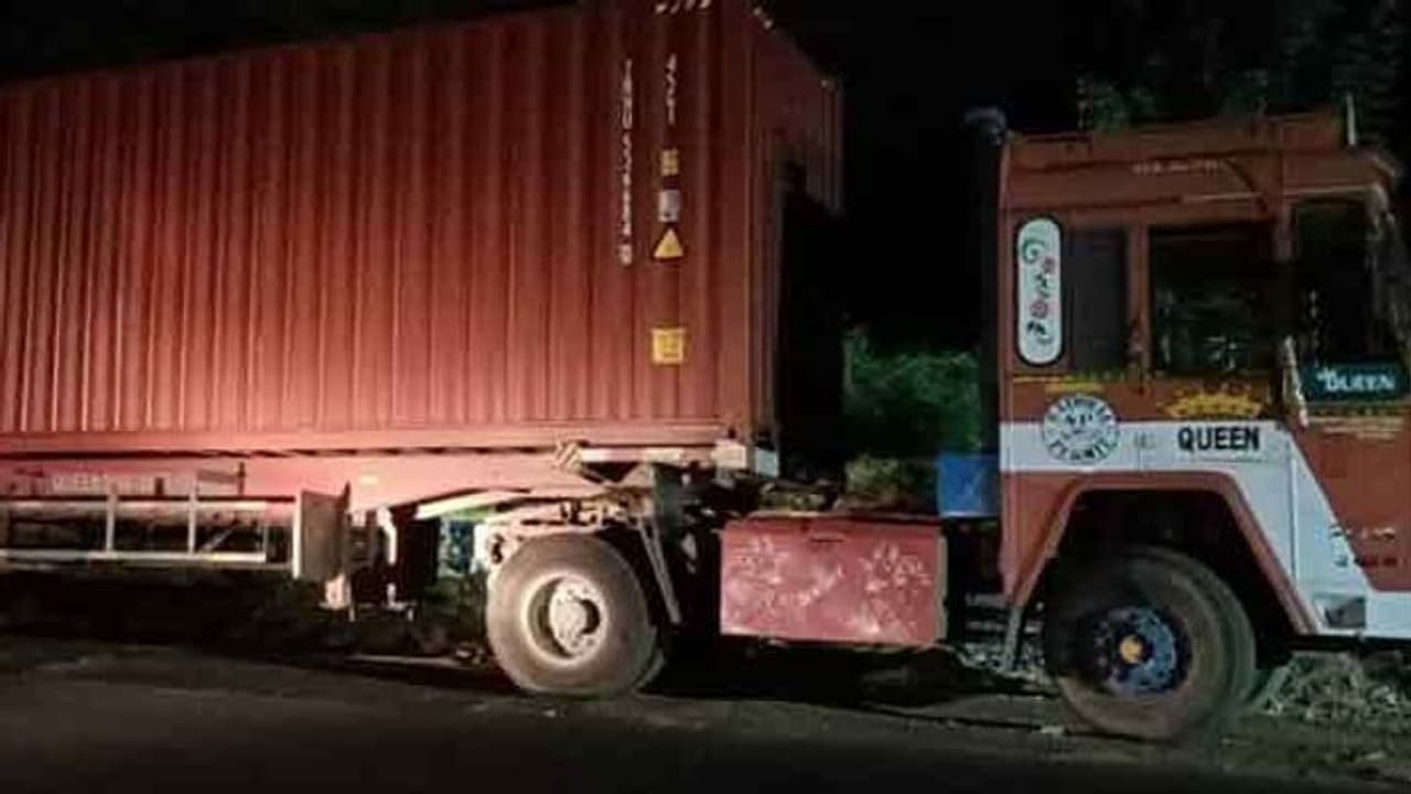 டேய் அது தேங்காய் நாறுடா..! கதறிய கண்டெய்னர் லாரி ஓட்டுனர்..! சிடுசிடுத்த உடன்பிறப்புகள்..! டேய் அது தேங்காய் நாறுடா..! கதறிய கண்டெய்னர் லாரி ஓட்டுனர்..! சிடுசிடுத்த உடன்பிறப்புகள்..!