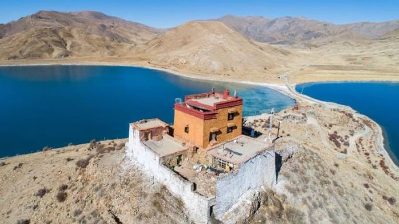 എത്തിച്ചേരുകപോലും കഠിനമായൊരു ഏകാന്തക്ഷേത്രം, 700 വര്‍ഷങ്ങളായി ഇവിടെ ഏകാന്ത സന്യാസിമാരും!