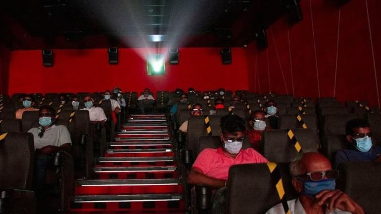 26 முதல் அமலுக்கு வரும் புதிய கட்டுப்பாடு... மீண்டும் இழுத்து மூடப்படும் திரையரங்குகள்! தமிழக அரசு அதிரடி! 26 முதல் அமலுக்கு வரும் புதிய கட்டுப்பாடு... மீண்டும் இழுத்து மூடப்படும் திரையரங்குகள்! தமிழக அரசு அதிரடி!