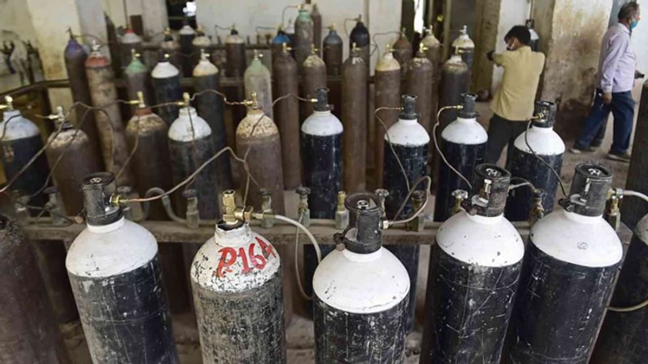 नागपुर: रात 1 बजे खत्म हो गया ऑक्सीजन सिलेंडर, खतरे में थे 15 मरीज, SI ने ऐसे बचाई सबकी जान