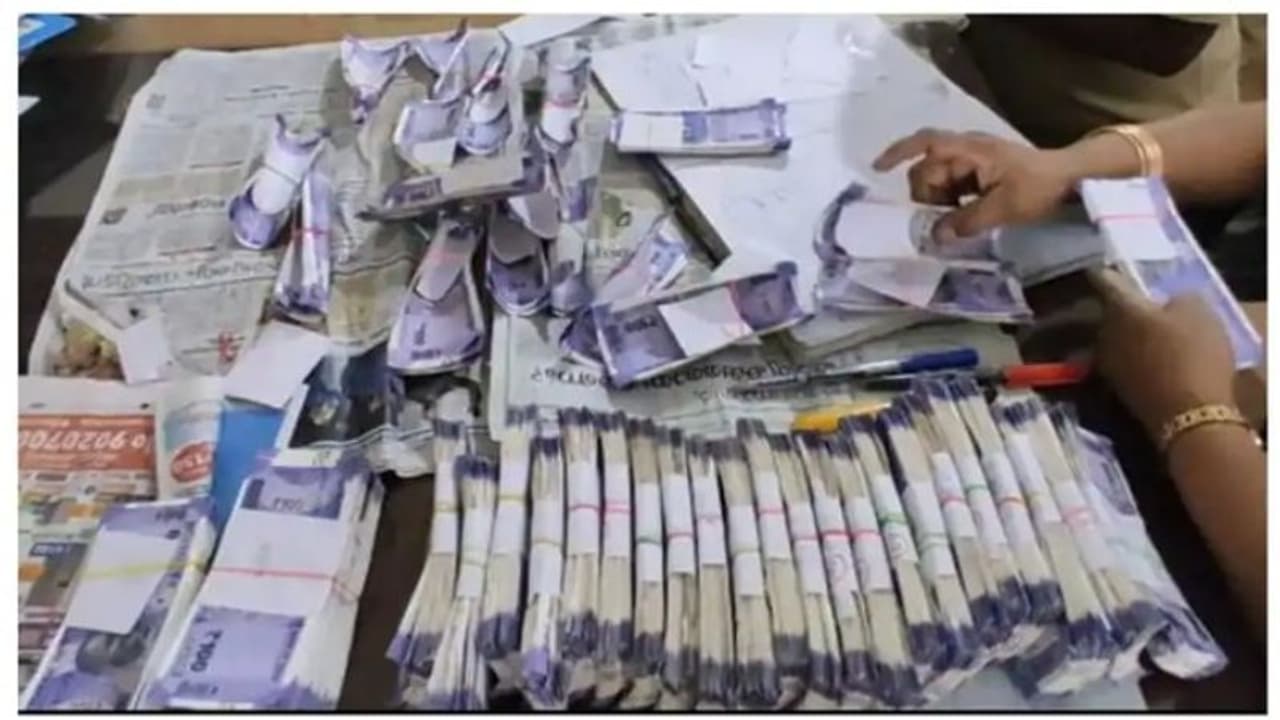 ഇടുക്കിയിലെ മൂന്നു ലക്ഷം രൂപയുടെ കള്ളപ്പണം കണ്ടെത്തിയ സംഭവം; അന്വേഷണം ഇഴയുന്നതായി ആരോപണം