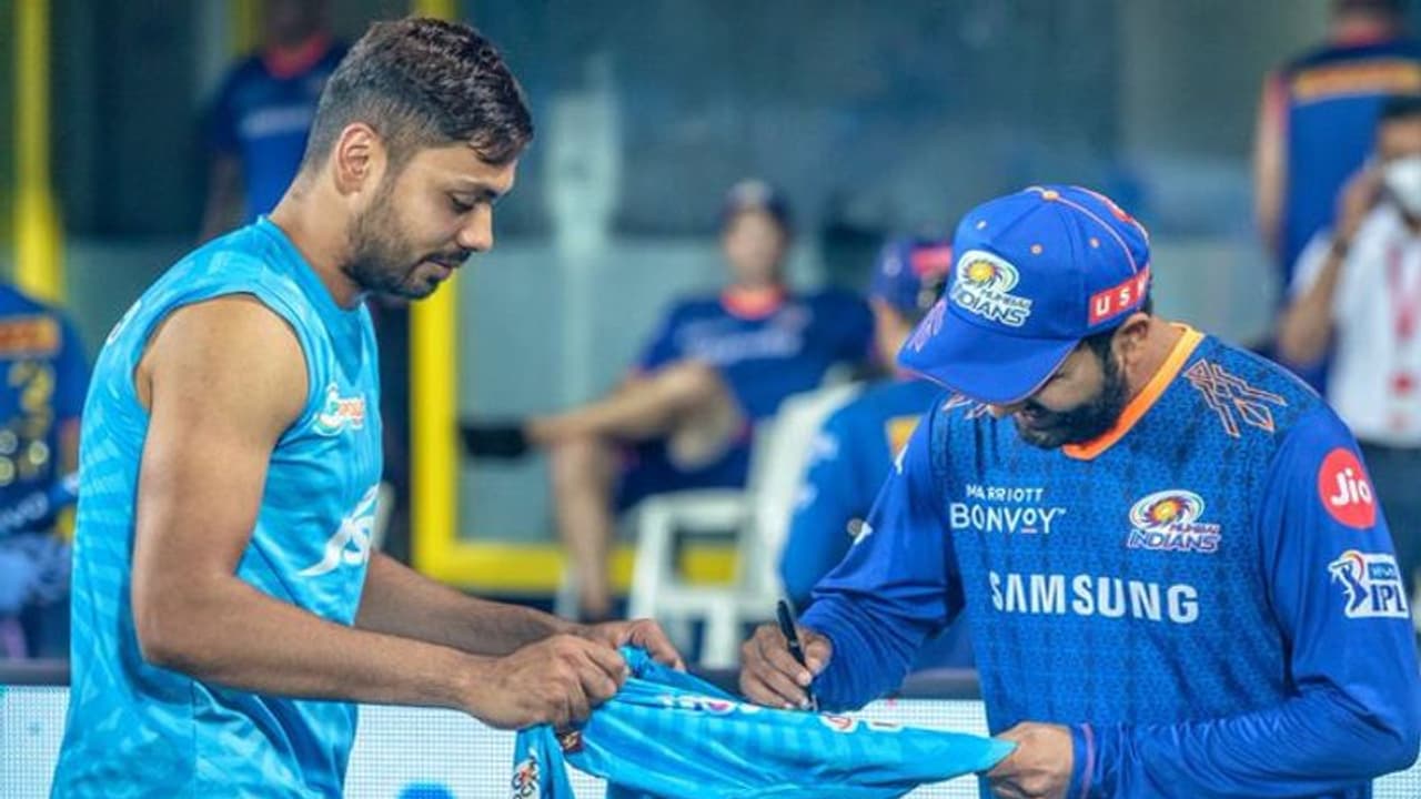 రోహిత్ కి ఫ్యాన్ బాయ్ మూమెంట్... ఢిల్లీ ప్లేయర్ తన చొక్కా విప్పి.. రోహిత్ కి ఫ్యాన్ బాయ్ మూమెంట్... ఢిల్లీ ప్లేయర్ తన చొక్కా విప్పి..