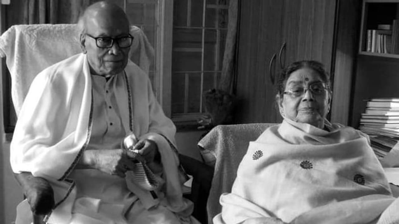 জলপাইগুড়ির সঙ্গেও নিবিড় যোগাযোগ ছিল প্রয়াত কবি শঙ্খ ঘোষের, উকিলপাড়ায় ছিল তাঁর যাতায়াত জলপাইগুড়ির সঙ্গেও নিবিড় যোগাযোগ ছিল প্রয়াত কবি শঙ্খ ঘোষের, উকিলপাড়ায় ছিল তাঁর যাতায়াত