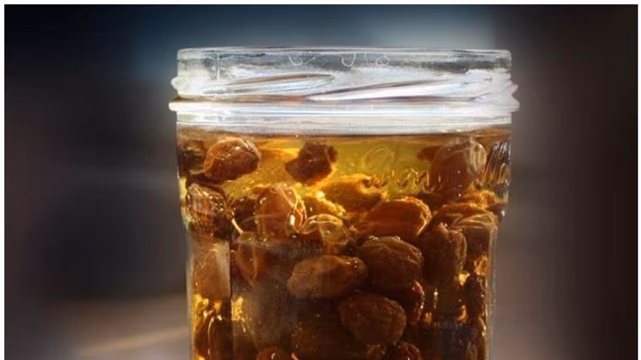 ഉണക്ക മുന്തിരിയിട്ട വെള്ളം കുടിക്കണമെന്ന് പറയുന്നതിന്റെ കാരണങ്ങൾ ഇതാണ്