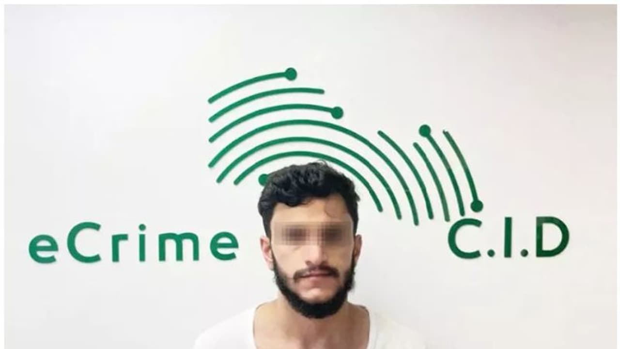 അപകടകരമായ രീതിയില് വാഹനമോടിച്ച യുവാവ് ദുബൈയില് പിടിയില് അപകടകരമായ രീതിയില് വാഹനമോടിച്ച യുവാവ് ദുബൈയില് പിടിയില്