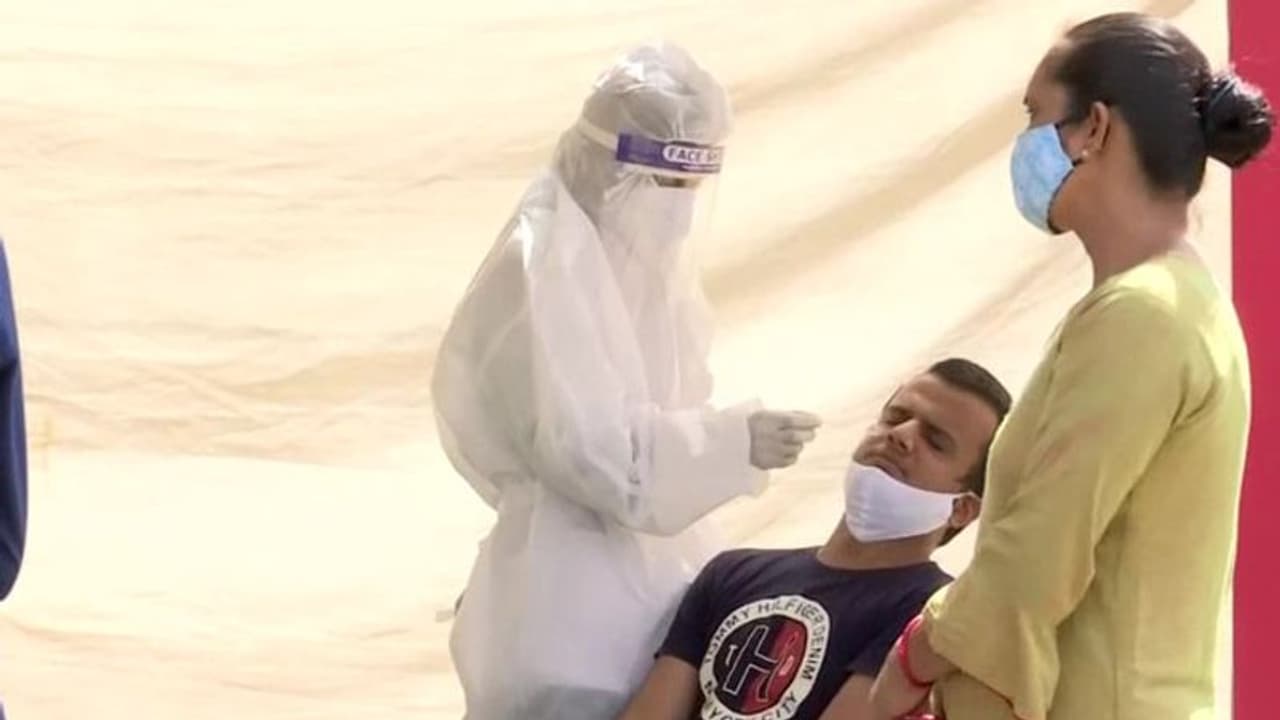 ప్రపంచంలోనే కరోనా కేసుల్లో ఇండియా రికార్డు: ఒక్క రోజులోనే 3 లక్షలకు పైగా కేసులు ప్రపంచంలోనే కరోనా కేసుల్లో ఇండియా రికార్డు: ఒక్క రోజులోనే 3 లక్షలకు పైగా కేసులు