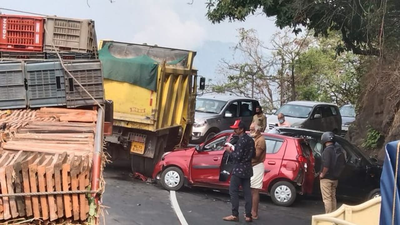 గుంటూరులో ఘోరం... అతివేగంతో కార్లపైకి దూసుకెళ్లిన లారీ, తృటిలో తప్పిన ప్రాణనష్టం (వీడియో) గుంటూరులో ఘోరం... అతివేగంతో కార్లపైకి దూసుకెళ్లిన లారీ, తృటిలో తప్పిన ప్రాణనష్టం (వీడియో)