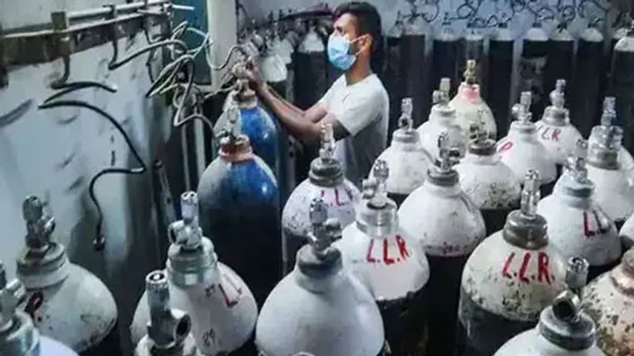 தமிழகத்தில் ஆக்ஸிஜன் சிலிண்டர்களுக்கு பற்றாக்குறையா?... உயர் நீதிமன்றத்தில் தமிழக அரசு கொடுத்த விளக்கம்! தமிழகத்தில் ஆக்ஸிஜன் சிலிண்டர்களுக்கு பற்றாக்குறையா?... உயர் நீதிமன்றத்தில் தமிழக அரசு கொடுத்த விளக்கம்!