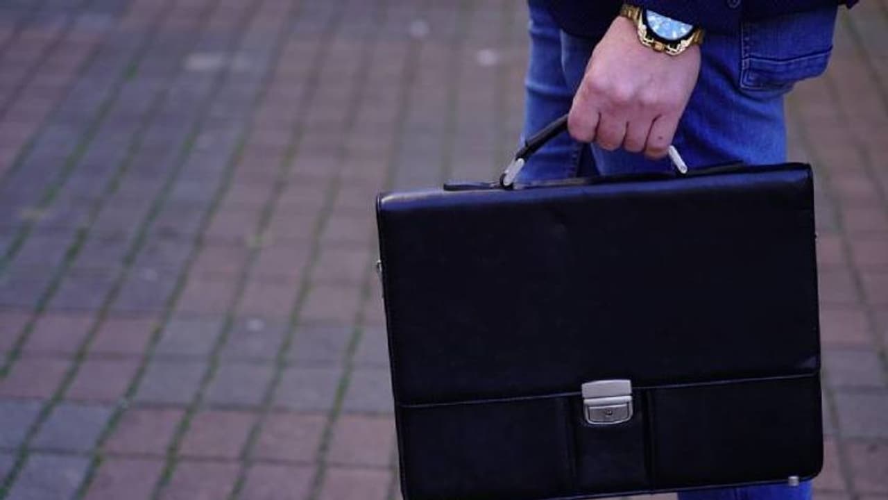 'അവധിയെടുപ്പിന്റെ രാജാവ്', 15 വര്ഷം ജോലിയെടുക്കാതെ ശമ്പളം വാങ്ങിയത് കോടികൾ 'അവധിയെടുപ്പിന്റെ രാജാവ്', 15 വര്ഷം ജോലിയെടുക്കാതെ ശമ്പളം വാങ്ങിയത് കോടികൾ