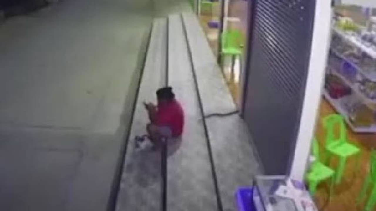 കടയുടെ മുന്നില്‍ ഫോണും നോക്കിയിരുന്ന യുവതിയുടെ പിന്നിലൂടെ ഇഴഞ്ഞെത്തിയത് കൂറ്റൻ പാമ്പ്; പിന്നീട് സംഭവിച്ചത്...