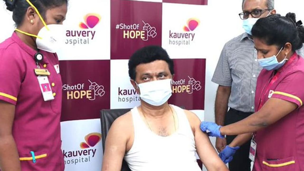 கொடைக்கானலில் இருந்து வந்த கையோடு கொரோனா தடுப்பூசியின் 2 வது டோஸை செலுத்திக்கொண்ட மு.க.ஸ்டாலின்.. கொடைக்கானலில் இருந்து வந்த கையோடு கொரோனா தடுப்பூசியின் 2 வது டோஸை செலுத்திக்கொண்ட மு.க.ஸ்டாலின்..