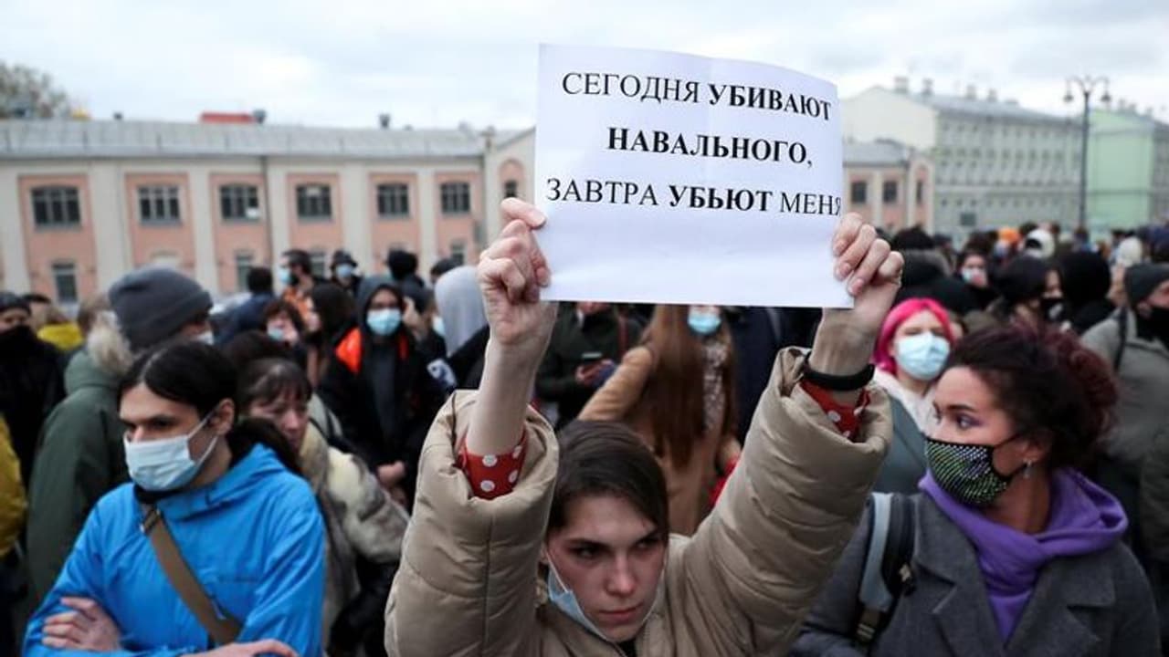 यूक्रेन पर हमले की कीमत चुका रही रूसी जनता, खाने का सामान 40% तक महंगा, 2 हफ्ते में दोगुने बढ़े दूध के दाम 