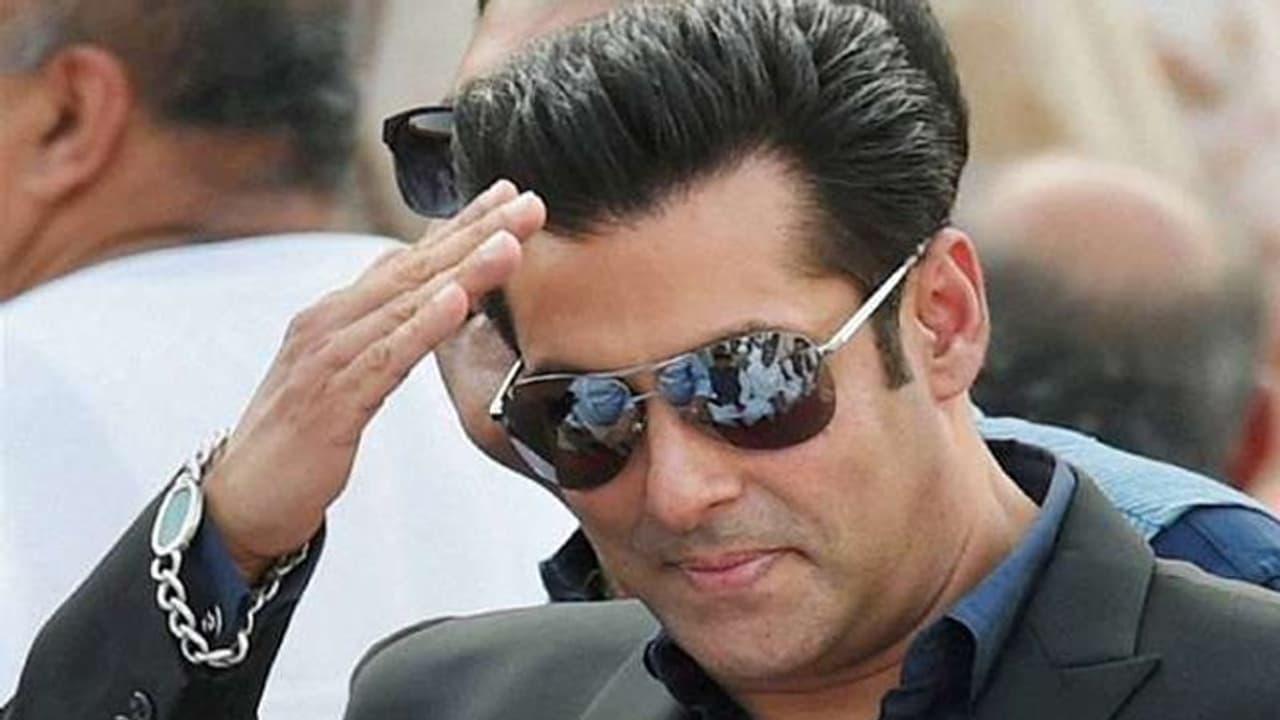 ಫ್ರಂಟ್ಲೈನ್ ವರ್ಕಸ್ಗೆ 5 ಸಾವಿರ ಆಹಾರ ಪ್ಯಾಕೆಟ್ ವಿತರಿಸಿದ ಸಲ್ಮಾನ್ ಖಾನ್! ಫ್ರಂಟ್ಲೈನ್ ವರ್ಕಸ್ಗೆ 5 ಸಾವಿರ ಆಹಾರ ಪ್ಯಾಕೆಟ್ ವಿತರಿಸಿದ ಸಲ್ಮಾನ್ ಖಾನ್!