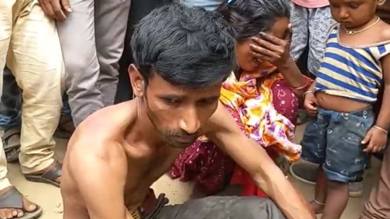 'অন্যরকম ভোট হচ্ছে', কেন্দ্রীয় বাহিনীর লাঠিচার্জের পর বলল গ্রামের মানুষ 'অন্যরকম ভোট হচ্ছে', কেন্দ্রীয় বাহিনীর লাঠিচার্জের পর বলল গ্রামের মানুষ