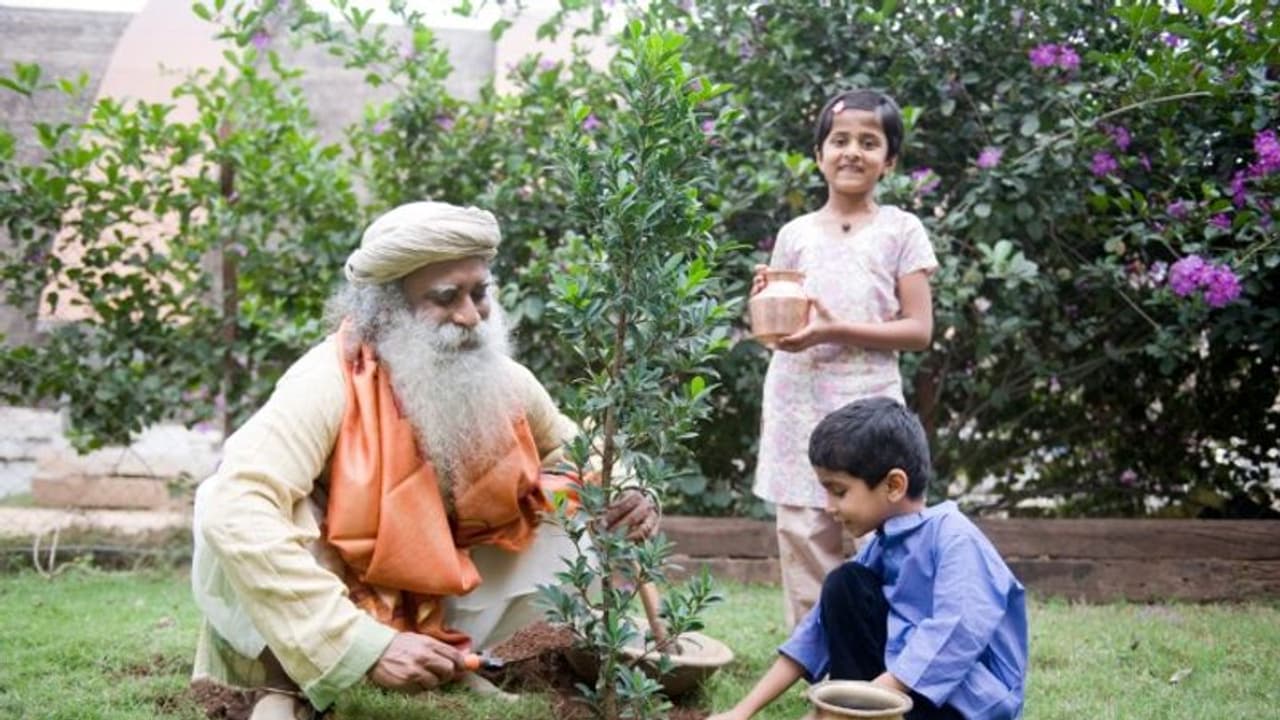 மண்ணையும் மக்களையும் காக்க மரம் நடுவோம்..! உலக பூமி தினத்தில் சத்குரு வேண்டுகோள்