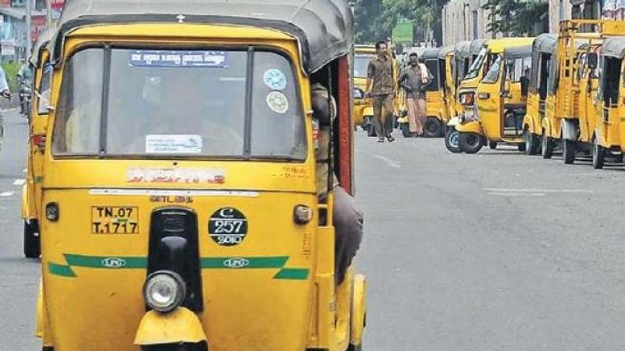 కాస్త దూరానికి రూ.700 : నైట్ కర్ఫ్యూలో దోచేస్తున్న ఆటోవాలాలు కాస్త దూరానికి రూ.700 : నైట్ కర్ఫ్యూలో దోచేస్తున్న ఆటోవాలాలు