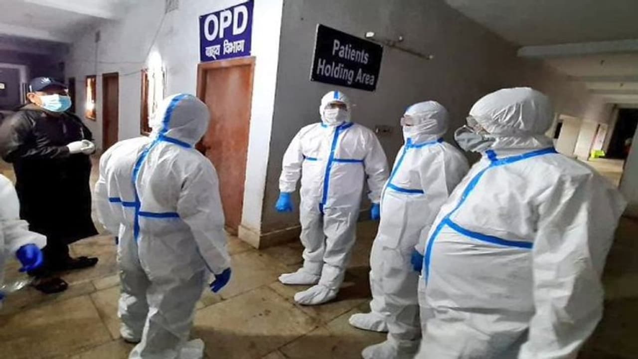 खतरे में देवदूतों की जान: पटना में 500 से ज्यादा डॉक्टर संक्रमित, डरे सहमे लोग बोले अब कौन करेगा इलाज खतरे में देवदूतों की जान: पटना में 500 से ज्यादा डॉक्टर संक्रमित, डरे सहमे लोग बोले अब कौन करेगा इलाज