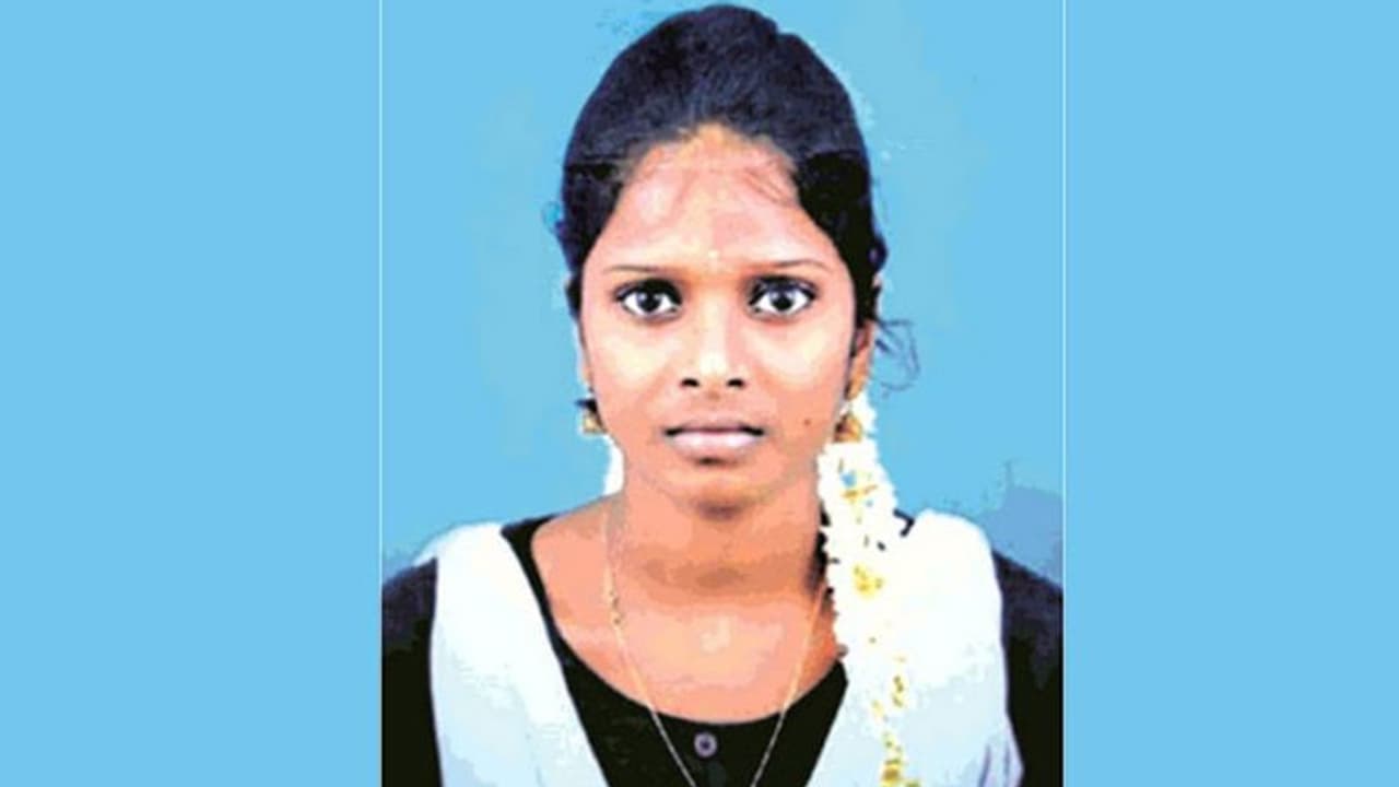 வேறு ஒரு நபருடன் தொடர்பு.. சுடுகாட்டுக்கு அழைத்து சென்று கல்லூரி மாணவி கொலை.. காதலன் தம்பி கைது..! வேறு ஒரு நபருடன் தொடர்பு.. சுடுகாட்டுக்கு அழைத்து சென்று கல்லூரி மாணவி கொலை.. காதலன் தம்பி கைது..!