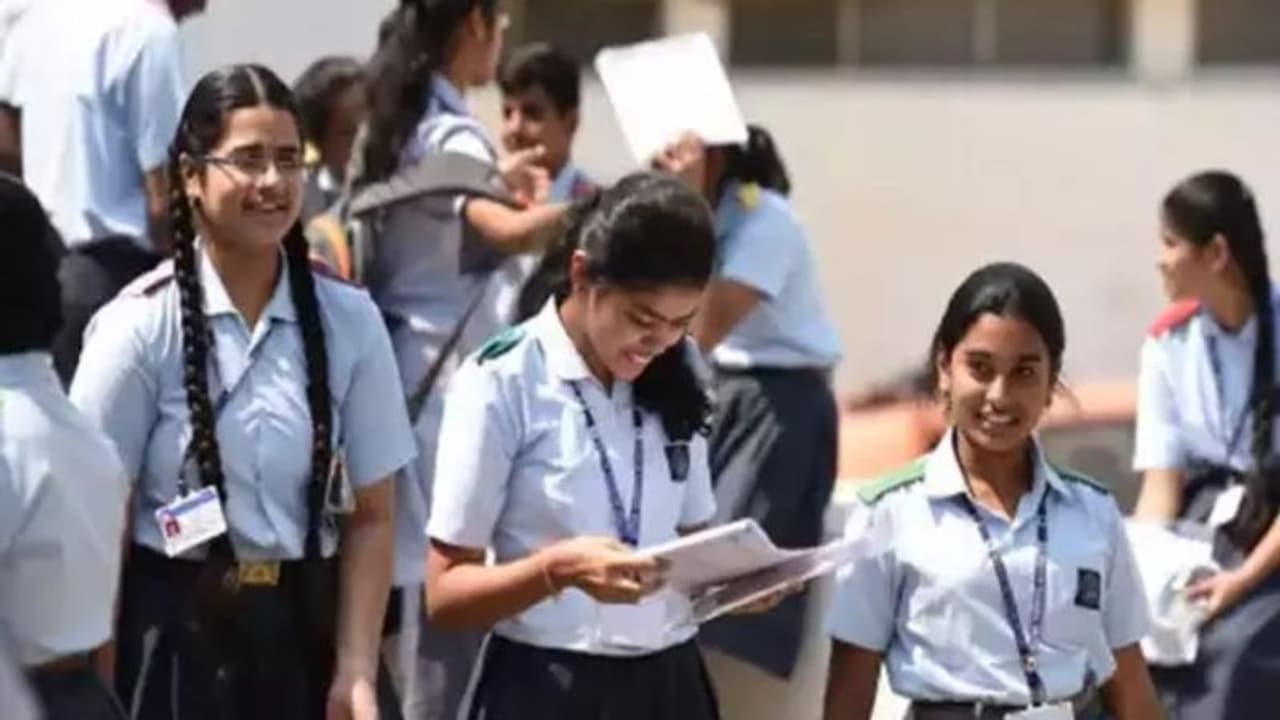 छत्तीसगढ़ सरकार का बड़ा फैसला: बिना परीक्षा के पास होंगे 10वीं के छात्र, 12वीं बोर्ड एग्जाम स्थगित छत्तीसगढ़ सरकार का बड़ा फैसला: बिना परीक्षा के पास होंगे 10वीं के छात्र, 12वीं बोर्ड एग्जाम स्थगित