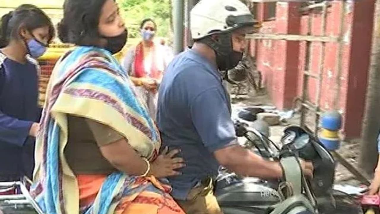 నా భార్య చనిపోతోంది.. ప్లీజ్ చేర్చుకోండి: కంటతడి పెట్టిస్తోన్న ఓ భర్త ఆక్రందన నా భార్య చనిపోతోంది.. ప్లీజ్ చేర్చుకోండి: కంటతడి పెట్టిస్తోన్న ఓ భర్త ఆక్రందన