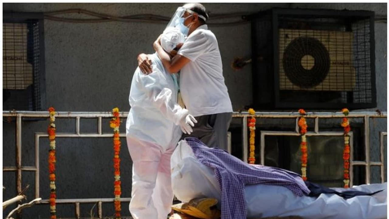 কোভিড দ্বিতীয় তরঙ্গ ফের দেশে রেকর্ড ভাঙা সংক্রমণ, মৃত্য়ুর সংখ্যাও সর্বোচ্চ কোভিড দ্বিতীয় তরঙ্গ ফের দেশে রেকর্ড ভাঙা সংক্রমণ, মৃত্য়ুর সংখ্যাও সর্বোচ্চ