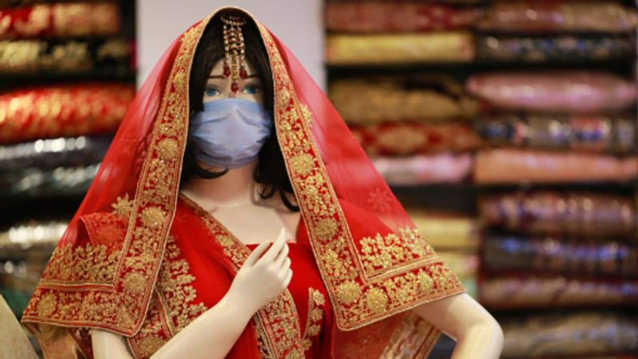 വിവാഹദിനത്തിലെ മേയ്ക്ക് അപ്പ് അലങ്കോലമാകും; മാസ്ക് ധരിക്കാതെ യുവതി, പിഴയിട്ട് പൊലീസ് വിവാഹദിനത്തിലെ മേയ്ക്ക് അപ്പ് അലങ്കോലമാകും; മാസ്ക് ധരിക്കാതെ യുവതി, പിഴയിട്ട് പൊലീസ്