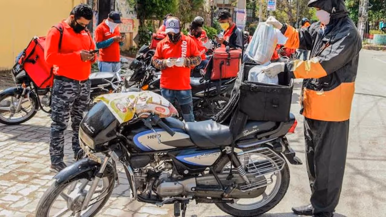 Zomato, Swiggy are opening free COVID 19 vaccination initiative for delivery partners Zomato, Swiggy are opening free COVID 19 vaccination initiative for delivery partners