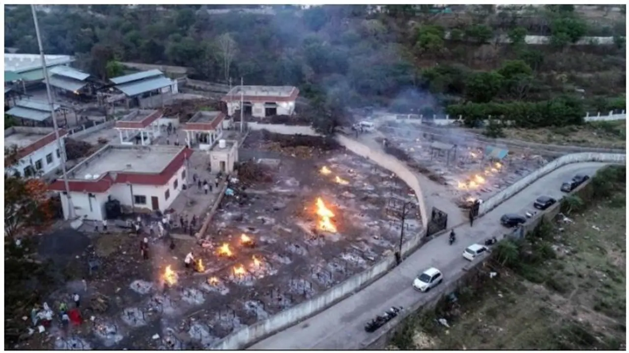 ஆக்சிஜன் தட்டுப்பாட்டால் அலறித்துடிக்கும் இந்தியா... குவியல் குவியலாய் எரிக்கப்படும் உடல்கள்..! ஆக்சிஜன் தட்டுப்பாட்டால் அலறித்துடிக்கும் இந்தியா... குவியல் குவியலாய் எரிக்கப்படும் உடல்கள்..!