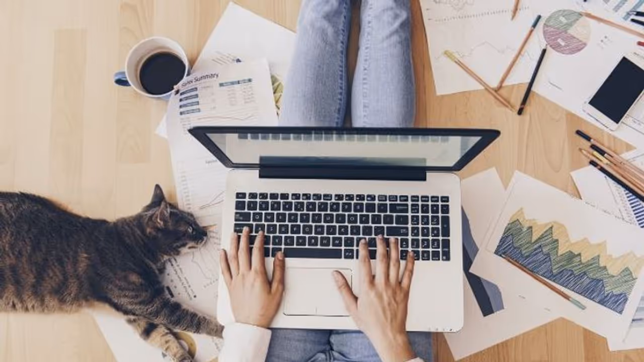 ಶೇ.57 ಭಾರತೀಯರಿಗೆ ವರ್ಕ್ ಫ್ರಮ್ ಹೋಮ್ನಲ್ಲಿ ಹೆಚ್ಚು ಕೆಲಸದ ಭಾರ; ಸಮೀಕ್ಷಾ ವರದಿ! ಶೇ.57 ಭಾರತೀಯರಿಗೆ ವರ್ಕ್ ಫ್ರಮ್ ಹೋಮ್ನಲ್ಲಿ ಹೆಚ್ಚು ಕೆಲಸದ ಭಾರ; ಸಮೀಕ್ಷಾ ವರದಿ!