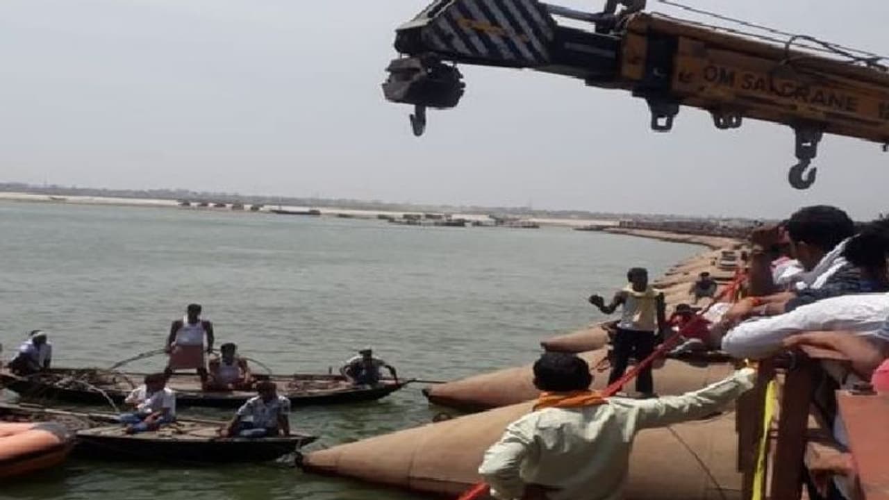 బీహార్ లో విషాదం: గంగానదిలో బోల్తాపడిన జీపు,10 మంది మృతి బీహార్ లో విషాదం: గంగానదిలో బోల్తాపడిన జీపు,10 మంది మృతి