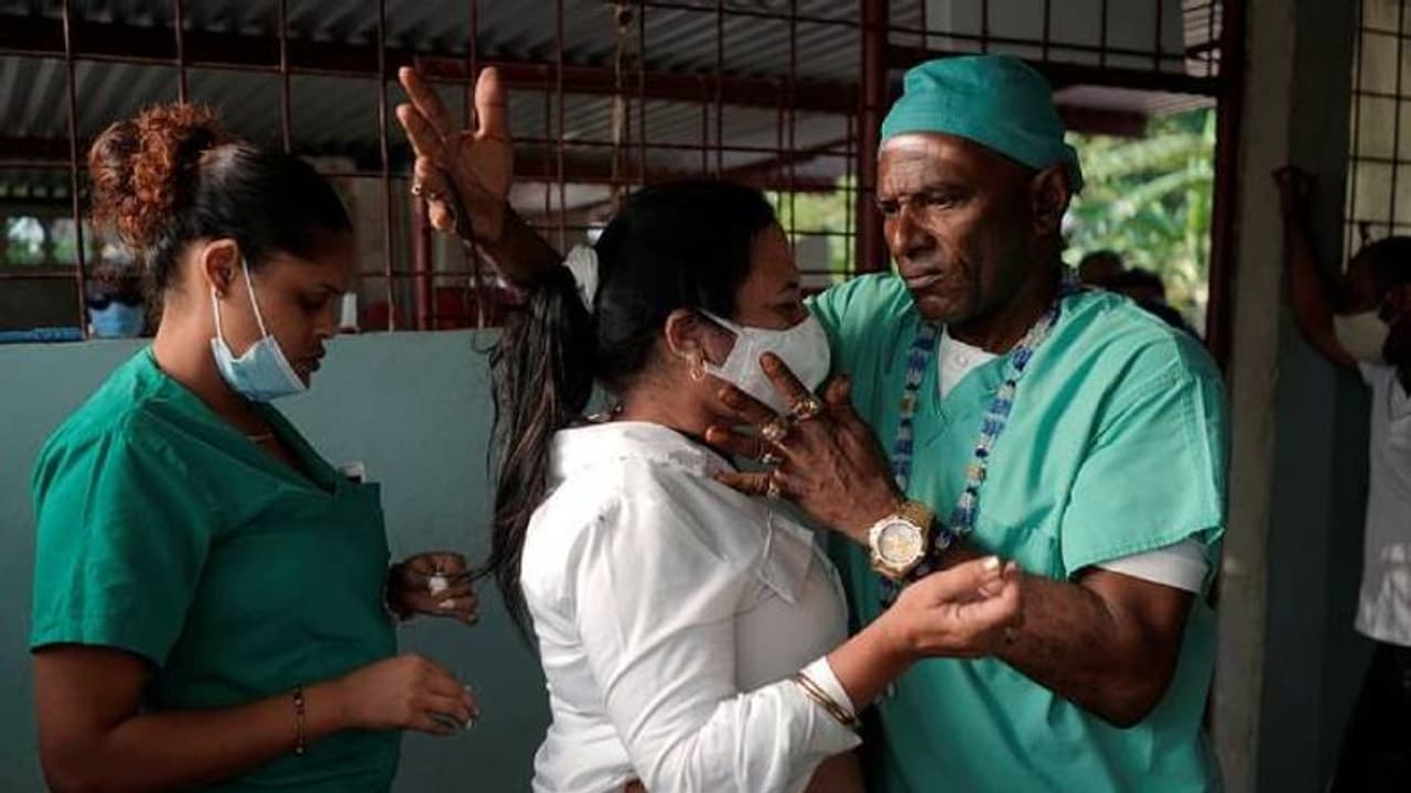 അനസ്തേഷ്യ പോലും നൽകാതെ വെറും കത്തി ഉപയോഗിച്ച് ശസ്ത്രക്രിയ, ക്യൂബയിലെ 'ആത്മീയ രോഗശാന്തിക്കാരൻ' അനസ്തേഷ്യ പോലും നൽകാതെ വെറും കത്തി ഉപയോഗിച്ച് ശസ്ത്രക്രിയ, ക്യൂബയിലെ 'ആത്മീയ രോഗശാന്തിക്കാരൻ'