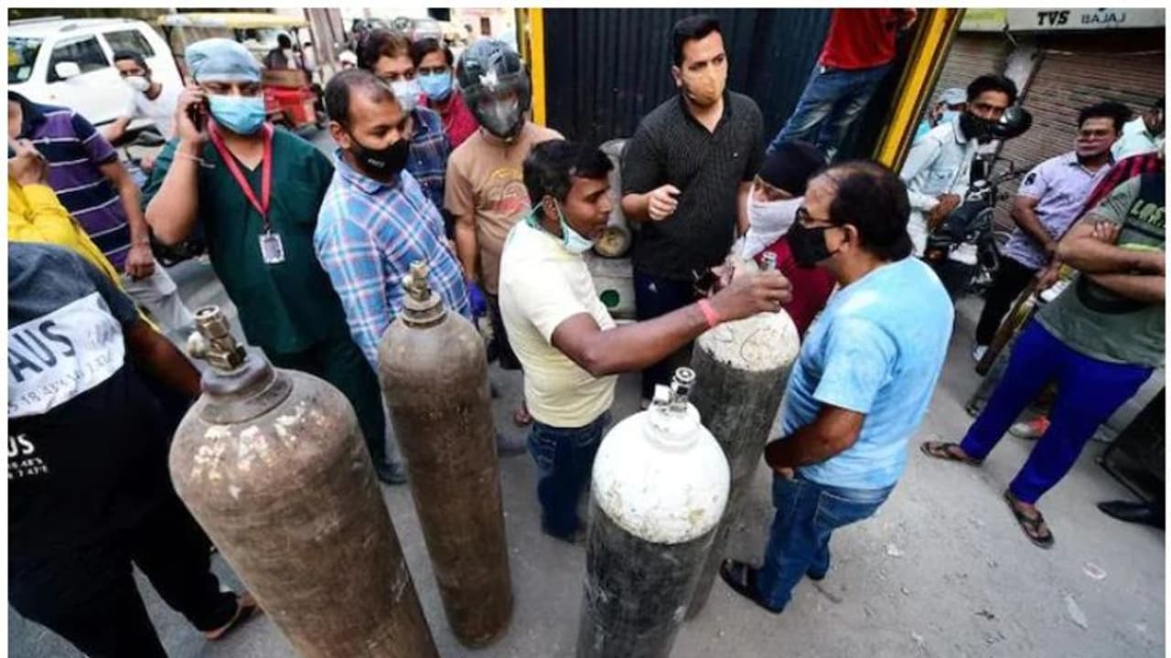 ഇന്ത്യക്ക് ഓക്സിജൻ നൽകി സഹായിക്കണം; ട്വിറ്ററിലൂടെ പ്രധാനമന്ത്രി ഇമ്രാൻ ഖാനോട് അഭ്യർത്ഥിച്ച് പാക് ജനത ഇന്ത്യക്ക് ഓക്സിജൻ നൽകി സഹായിക്കണം; ട്വിറ്ററിലൂടെ പ്രധാനമന്ത്രി ഇമ്രാൻ ഖാനോട് അഭ്യർത്ഥിച്ച് പാക് ജനത