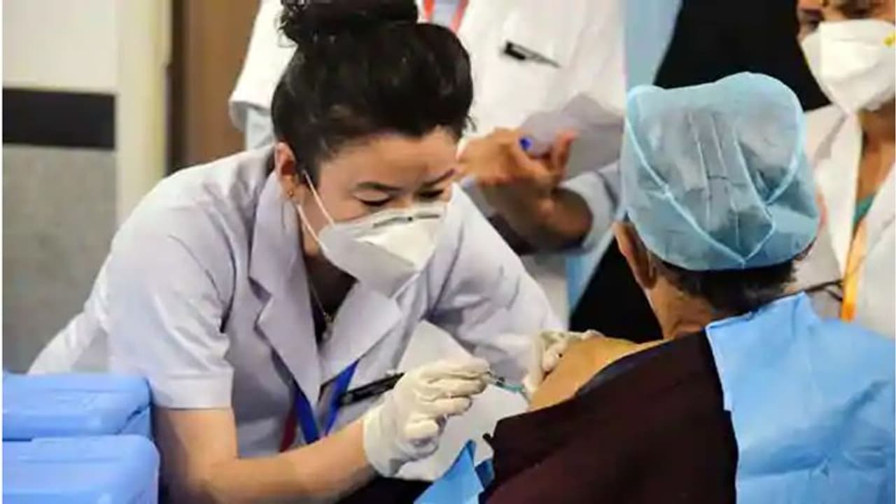 తెలంగాణలో కరోనా ఉధృతి: 24 గంటల్లో 8,126 కేసులు, 38 మంది మృతి