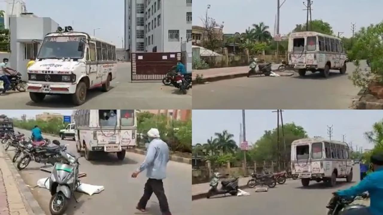 കൊവിഡ് ബാധിച്ച് മരിച്ചയാളുടെ മൃതദേഹം ആംബുലൻസിൽ നിന്ന് നടുറോഡിൽ വീണു കൊവിഡ് ബാധിച്ച് മരിച്ചയാളുടെ മൃതദേഹം ആംബുലൻസിൽ നിന്ന് നടുറോഡിൽ വീണു