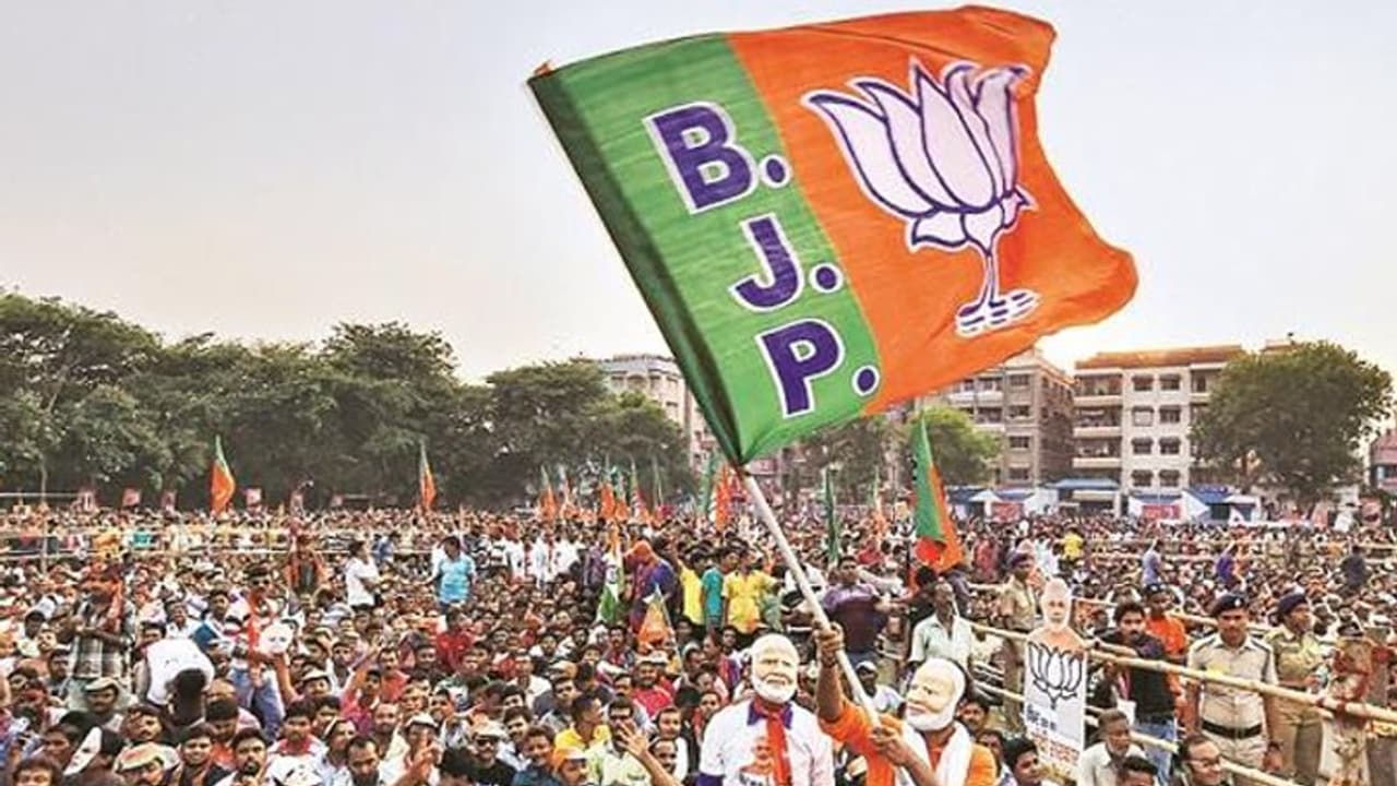 চৌরঙ্গী বিধানসভায় বিগত নির্বাচনে তিন নম্বরে থাকা বিজেপি কি এবার নয়নাকে লড়াইয়ের মুখে ফেলবে চৌরঙ্গী বিধানসভায় বিগত নির্বাচনে তিন নম্বরে থাকা বিজেপি কি এবার নয়নাকে লড়াইয়ের মুখে ফেলবে