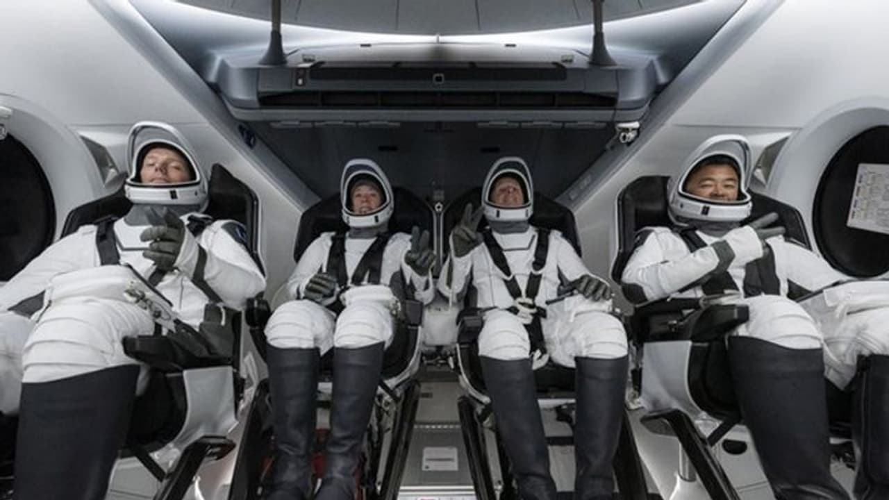 इंटरनेशनल स्पेस स्टेशन पर भेजे गए चार एस्ट्रोनॉट, स्पेसएक्स ने तीसरी बार भेजा मानवयुक्त अंतरिक्ष यान इंटरनेशनल स्पेस स्टेशन पर भेजे गए चार एस्ट्रोनॉट, स्पेसएक्स ने तीसरी बार भेजा मानवयुक्त अंतरिक्ष यान