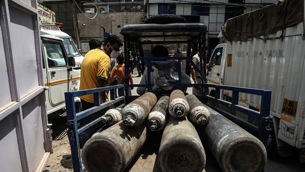 ಆಕ್ಸಿಜನ್ ಸಿಲಿಂಡರ್ ತಂದು ಕೊಡುವ ರೆಹಮಾನ್ ಟ್ರಸ್ಟ್.. ಒಂದೊಳ್ಳೆ ಕೆಲಸ ಆಕ್ಸಿಜನ್ ಸಿಲಿಂಡರ್ ತಂದು ಕೊಡುವ ರೆಹಮಾನ್ ಟ್ರಸ್ಟ್.. ಒಂದೊಳ್ಳೆ ಕೆಲಸ