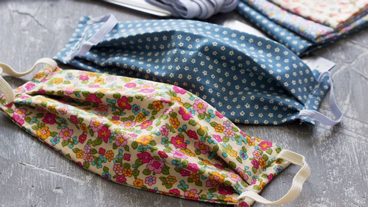 ఇంట్లో ఉన్నా మాస్కులు ధరించాల్సిందే: కేంద్రం సూచన ఇంట్లో ఉన్నా మాస్కులు ధరించాల్సిందే: కేంద్రం సూచన