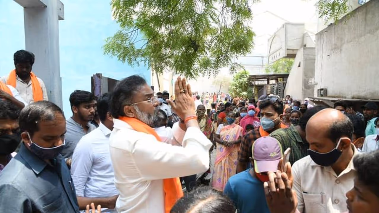 ಕೊರೋನಾ ಆತಂಕದ ಮಧ್ಯೆ ಚುನಾವಣೆ ಪ್ರಚಾರ: ಸಬೂಬು ಹೇಳಿದ ಶ್ರೀರಾಮುಲು ಕೊರೋನಾ ಆತಂಕದ ಮಧ್ಯೆ ಚುನಾವಣೆ ಪ್ರಚಾರ: ಸಬೂಬು ಹೇಳಿದ ಶ್ರೀರಾಮುಲು