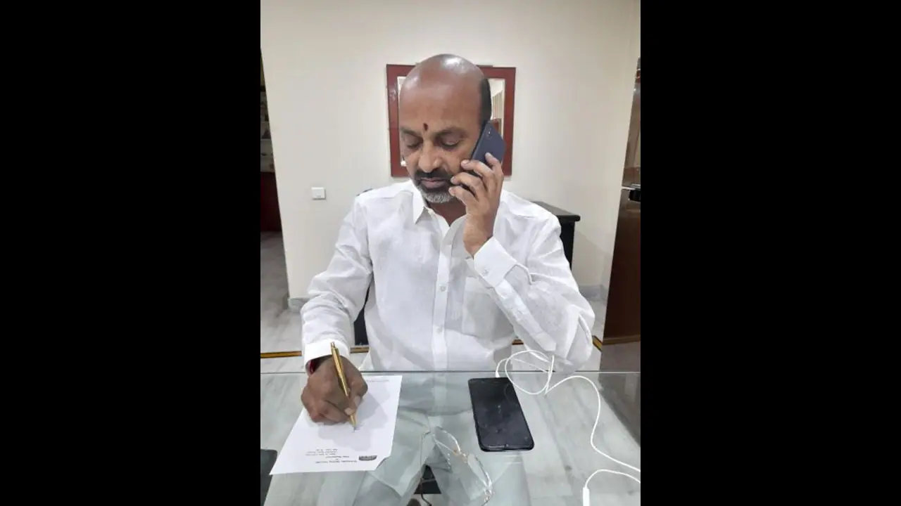 ఎర్ర గులాబీలుగా మారిన కమ్యూనిస్టులు:బండి సంజయ్ సెటైర్లు ఎర్ర గులాబీలుగా మారిన కమ్యూనిస్టులు:బండి సంజయ్ సెటైర్లు