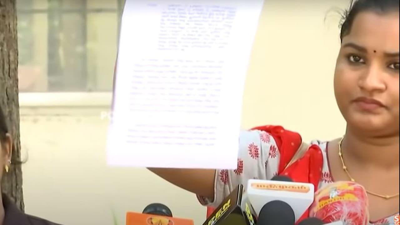 தங்கைக்கு பாலியல் துன்புறுத்தல்... அடுத்த சித்ராவாக நான் மாறிவிட கூடாது! பரபரப்பை ஏற்படுத்திய சீரியல் நடிகை! தங்கைக்கு பாலியல் துன்புறுத்தல்... அடுத்த சித்ராவாக நான் மாறிவிட கூடாது! பரபரப்பை ஏற்படுத்திய சீரியல் நடிகை!