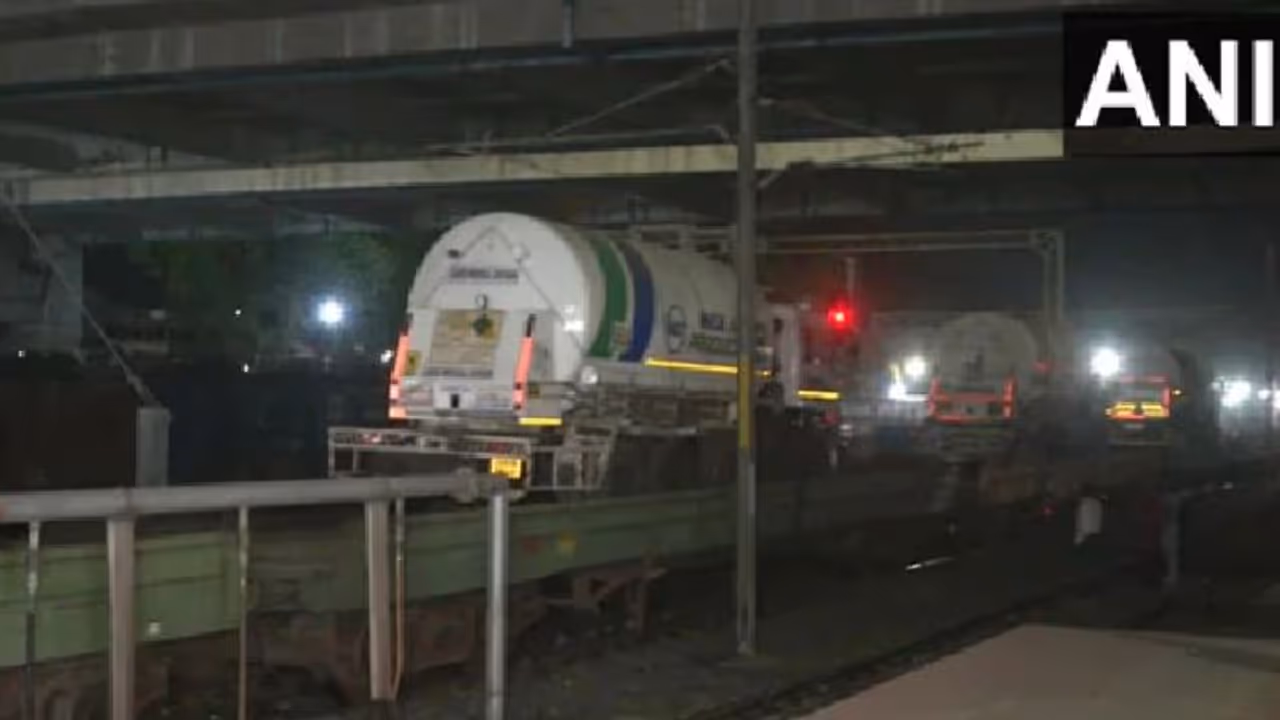 പ്രതീക്ഷയുടെ വായുവുമേന്തി 'ഓക്സിജന് എക്സ്പ്രസ്' മഹാരാഷ്ട്രയില് പ്രതീക്ഷയുടെ വായുവുമേന്തി 'ഓക്സിജന് എക്സ്പ്രസ്' മഹാരാഷ്ട്രയില്