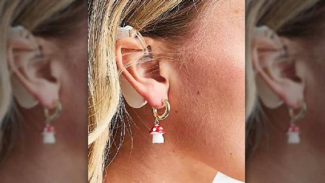 കമ്മലിന്‍റെ പരസ്യത്തില്‍ ശ്രവണ സഹായി ധരിച്ച മോഡല്‍; അഭിനന്ദനവുമായി സോഷ്യല്‍ മീഡിയ