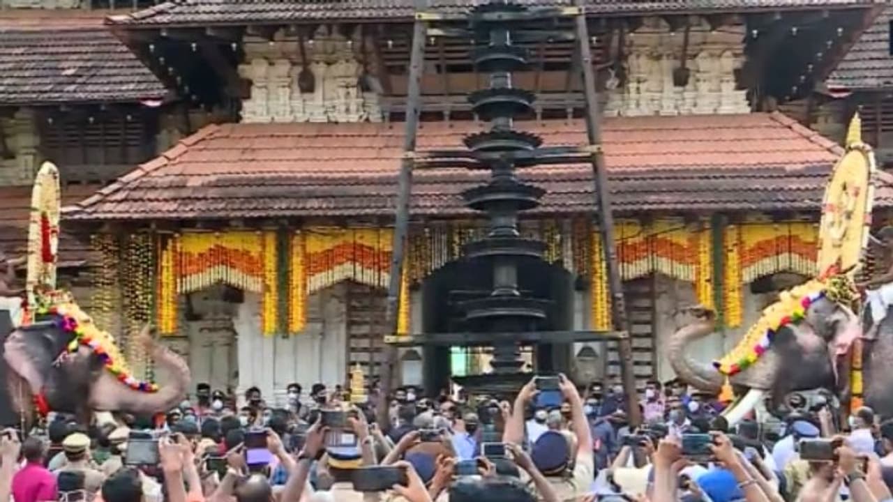 ചടങ്ങുകൾ വെട്ടിച്ചുരുക്കി, തൃശ്ശൂർ പൂരം സമാപിച്ചു: അടുത്ത പൂരം 2022 മെയ് പത്തിന് ചടങ്ങുകൾ വെട്ടിച്ചുരുക്കി, തൃശ്ശൂർ പൂരം സമാപിച്ചു: അടുത്ത പൂരം 2022 മെയ് പത്തിന്