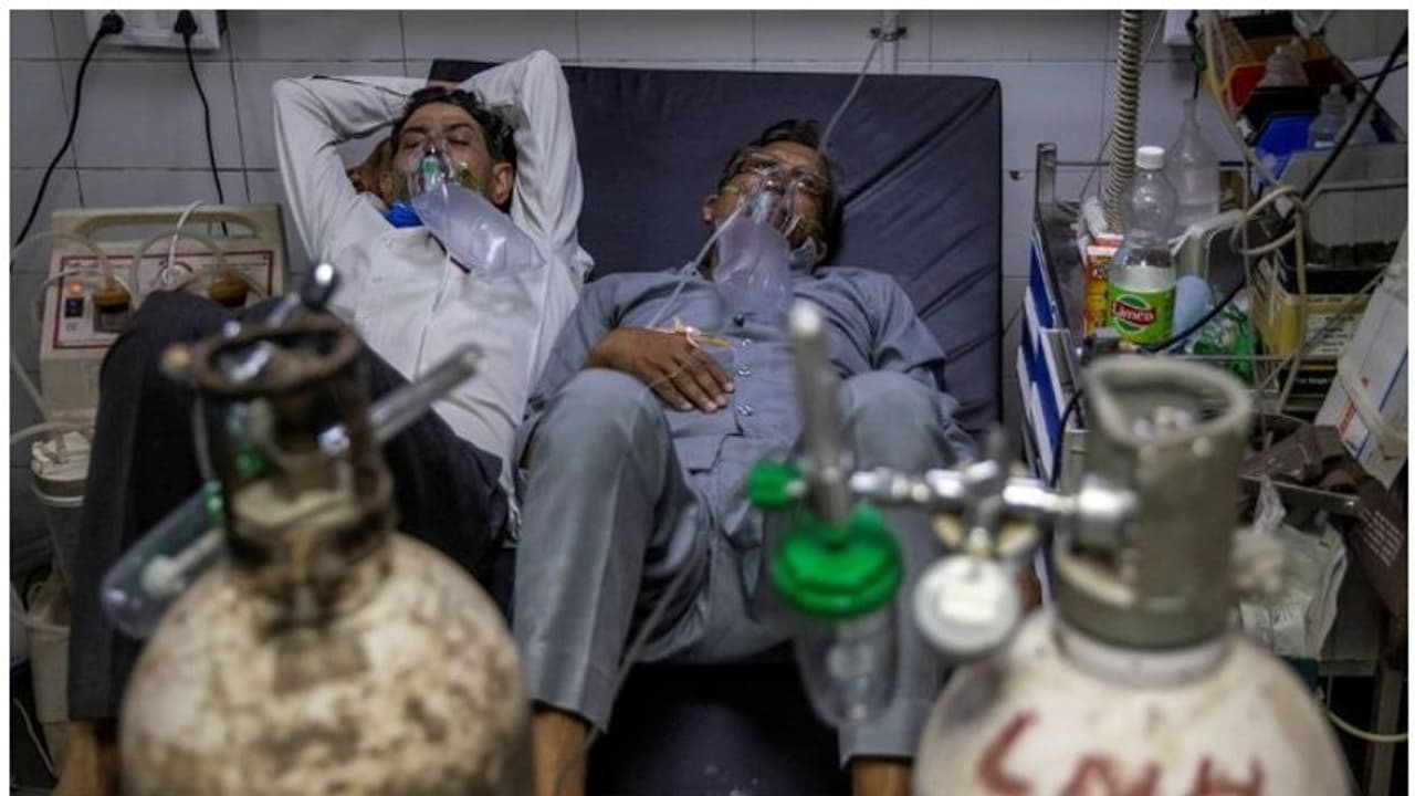 ഉത്തരേന്ത്യയിൽ ഓക്സിജൻ ക്ഷാമം അതിരൂക്ഷം;നിരവധി രോഗികൾ മരിച്ചു;പല ആശുപത്രികളും രോഗികളെ പ്രവേശിപ്പിക്കുന്നില്ല ഉത്തരേന്ത്യയിൽ ഓക്സിജൻ ക്ഷാമം അതിരൂക്ഷം;നിരവധി രോഗികൾ മരിച്ചു;പല ആശുപത്രികളും രോഗികളെ പ്രവേശിപ്പിക്കുന്നില്ല