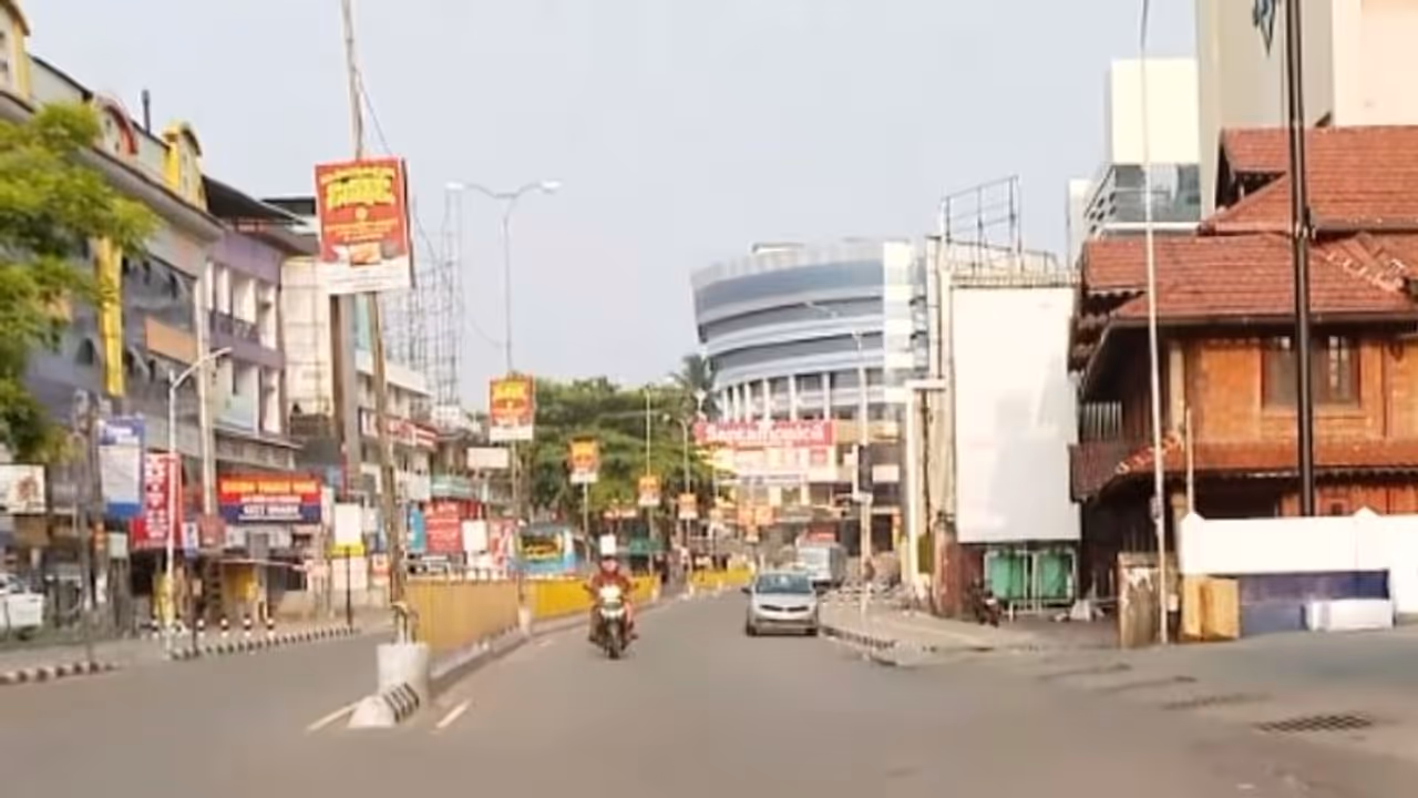 കൊവിഡ് വ്യാപനം പിടിച്ചു കെട്ടാൻ വീട്ടിലിരുന്ന് കേരളം; കർശന നിയന്ത്രണങ്ങളോട് സഹകരിച്ച് ജനം കൊവിഡ് വ്യാപനം പിടിച്ചു കെട്ടാൻ വീട്ടിലിരുന്ന് കേരളം; കർശന നിയന്ത്രണങ്ങളോട് സഹകരിച്ച് ജനം