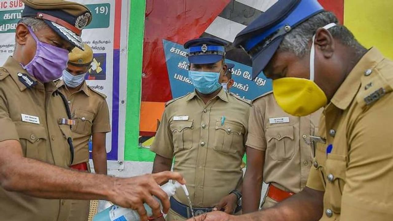 சென்னையில் கடந்த 24 மணி நேரத்தில் கொரோனாவுக்கு 3 போலீஸார் உயிரிழப்பு.. கதி கலங்கும் காவல்துறை.. சென்னையில் கடந்த 24 மணி நேரத்தில் கொரோனாவுக்கு 3 போலீஸார் உயிரிழப்பு.. கதி கலங்கும் காவல்துறை..