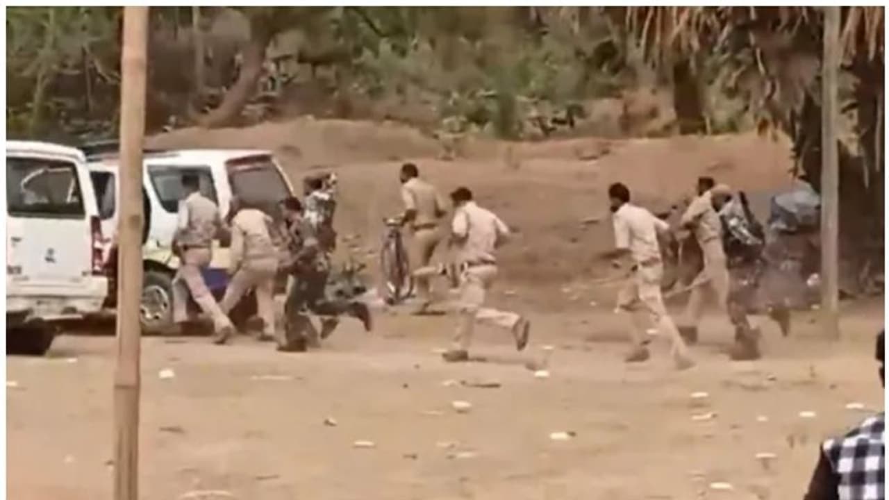 കൊവിഡ് വ്യാപനം രൂക്ഷം; മേള നിർത്തിവെക്കാൻ ആവശ്യപ്പെട്ട പൊലീസിന് നേർക്ക് കല്ലേറ്; ഝാർഖണ്ഡിൽ 8 പേർ അറസ്റ്റിൽ കൊവിഡ് വ്യാപനം രൂക്ഷം; മേള നിർത്തിവെക്കാൻ ആവശ്യപ്പെട്ട പൊലീസിന് നേർക്ക് കല്ലേറ്; ഝാർഖണ്ഡിൽ 8 പേർ അറസ്റ്റിൽ