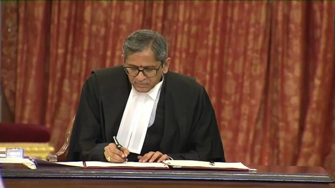 रमन सरकार के चहेते आईपीएस गुरजिंदर पाल की गिरफ्तारी पर रोक, CJI की यह टिप्पणी है नजीर रमन सरकार के चहेते आईपीएस गुरजिंदर पाल की गिरफ्तारी पर रोक, CJI की यह टिप्पणी है नजीर