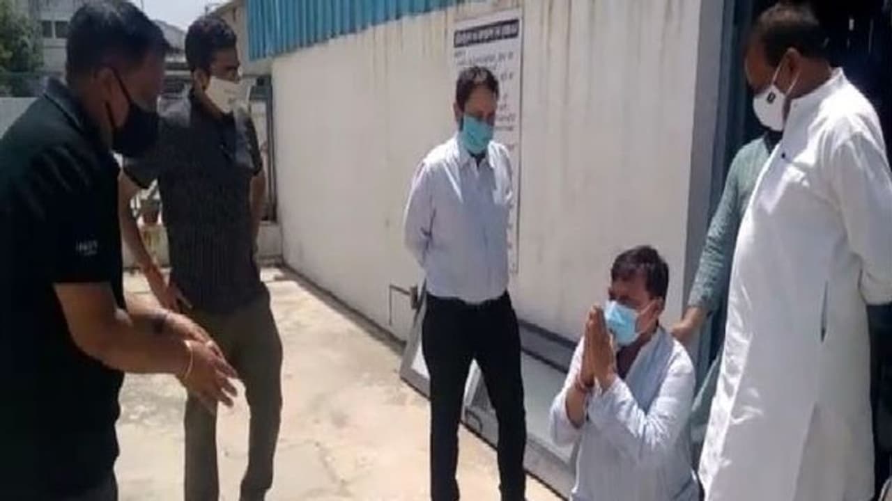 रातभर तड़पते मरीजों को देख बेबस हो गए ऊर्जा मंत्री, ऑक्सीजन मिलने पर कुछ यूं घुटनों पर बैठ हुए नतमस्तक रातभर तड़पते मरीजों को देख बेबस हो गए ऊर्जा मंत्री, ऑक्सीजन मिलने पर कुछ यूं घुटनों पर बैठ हुए नतमस्तक